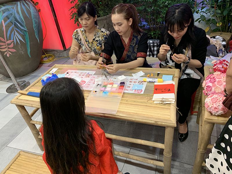Ngày hội Văn hóa Việt Nhật - Trang trí áo dài trên giấy Ngày hội Văn hóa Việt Nhật - Trang trí áo dài trên giấy